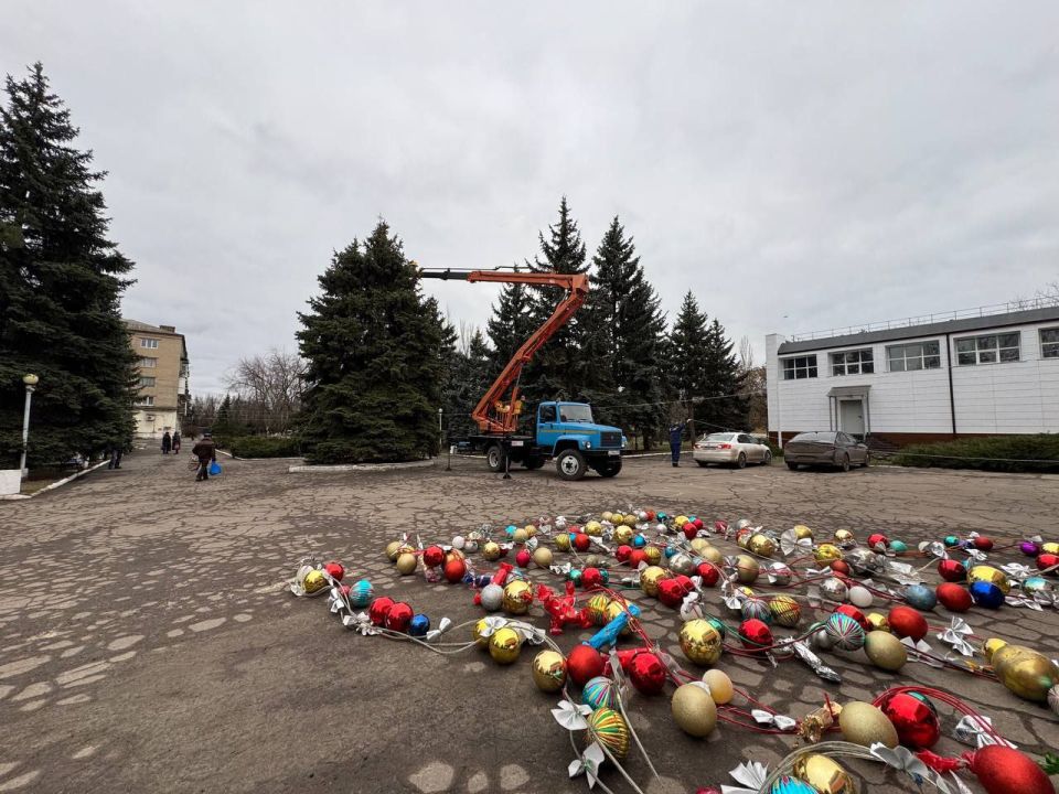 В Ждановке украсили главную ёлку города В Ждановке украсили главную ёлку города
