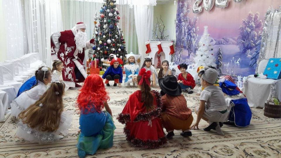 Новогодний марафон стартовал в Мангушском детском саду «Алиса» Новогодний марафон стартовал в Мангушском детском саду «Алиса»