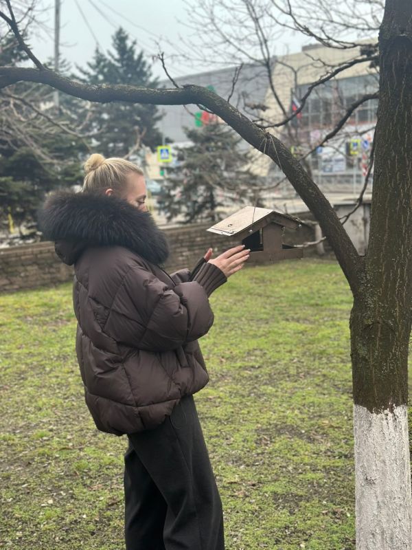 «Кормушка для птиц». В рамках партийного проекта "Защита животного мира" партии "Единая Россия" доброслужащие совместно с активистами изготовили кормушку для птиц, которую подвесили в живописном месте «Кормушка для птиц». В рамках партийного проекта "Защита животного мира" партии "Единая Россия" доброслужащие совместно с активистами изготовили кормушку для птиц, которую подвесили в живописном месте
