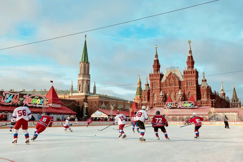 Сегодня на Красной площади состоялся дружеский хоккейный турнир Движения Первых и Росмолодёжи! Сегодня на Красной площади состоялся дружеский хоккейный турнир Движения Первых и Росмолодёжи!
