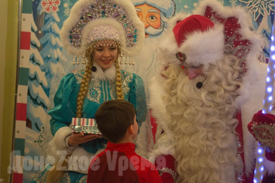 Прямиком из Великого Устюга : “Почта Деда Мороза” доставила подарки детям погибших защитников Прямиком из Великого Устюга : “Почта Деда Мороза” доставила подарки детям погибших защитников
