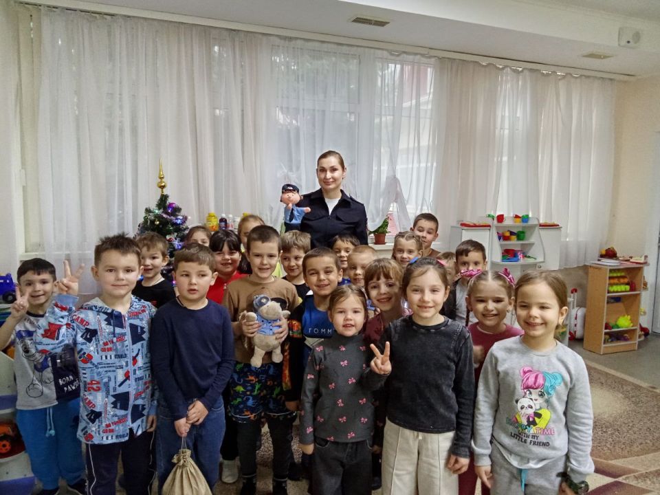 В Мангуше проводят акцию «Полицейский Дед Мороз» В Мангуше проводят акцию «Полицейский Дед Мороз»