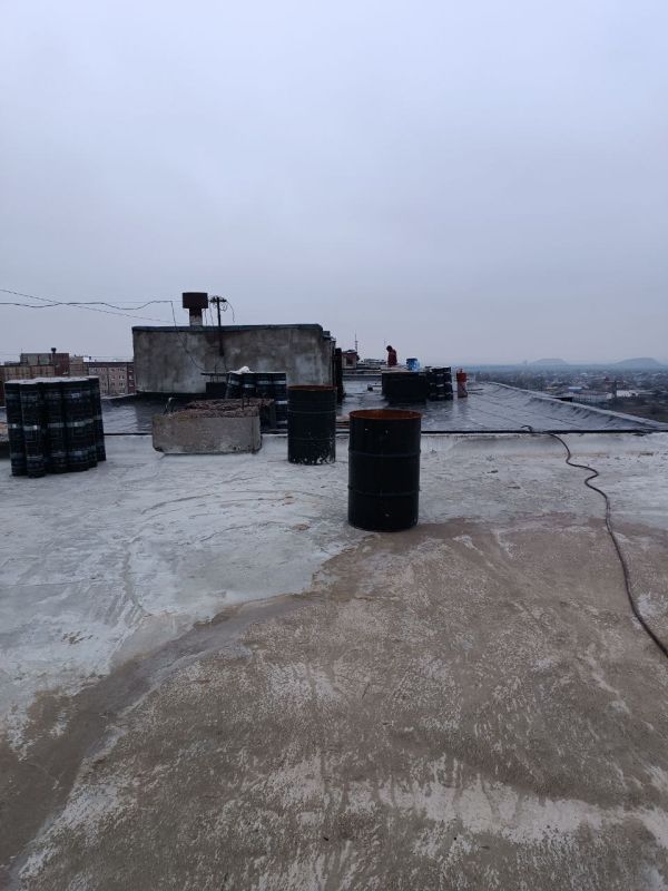 В микрорайоне Горняцком Кировского продолжается ремонт крыши дома № 14 В микрорайоне Горняцком Кировского продолжается ремонт крыши дома № 14
