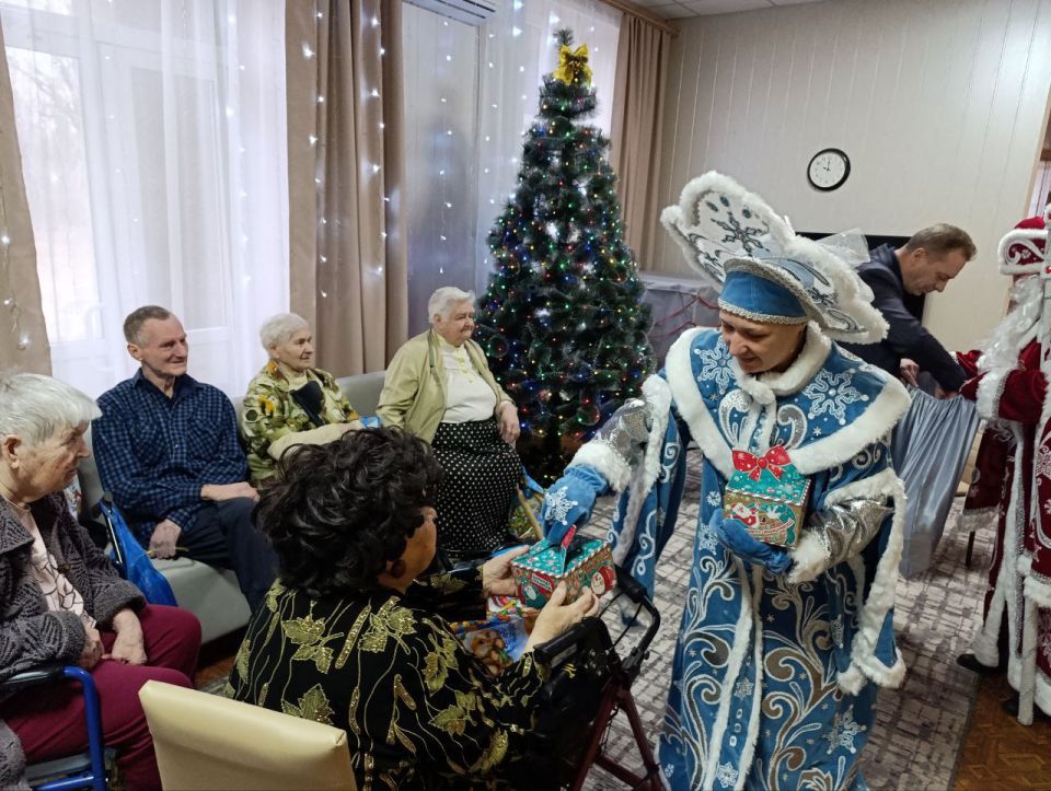 Александр Петрикин: Сегодня посетил одиноких краснолиманцев в территориальном центре социального обслуживания г. Енакиево Александр Петрикин: Сегодня посетил одиноких краснолиманцев в территориальном центре социального обслуживания г. Енакиево