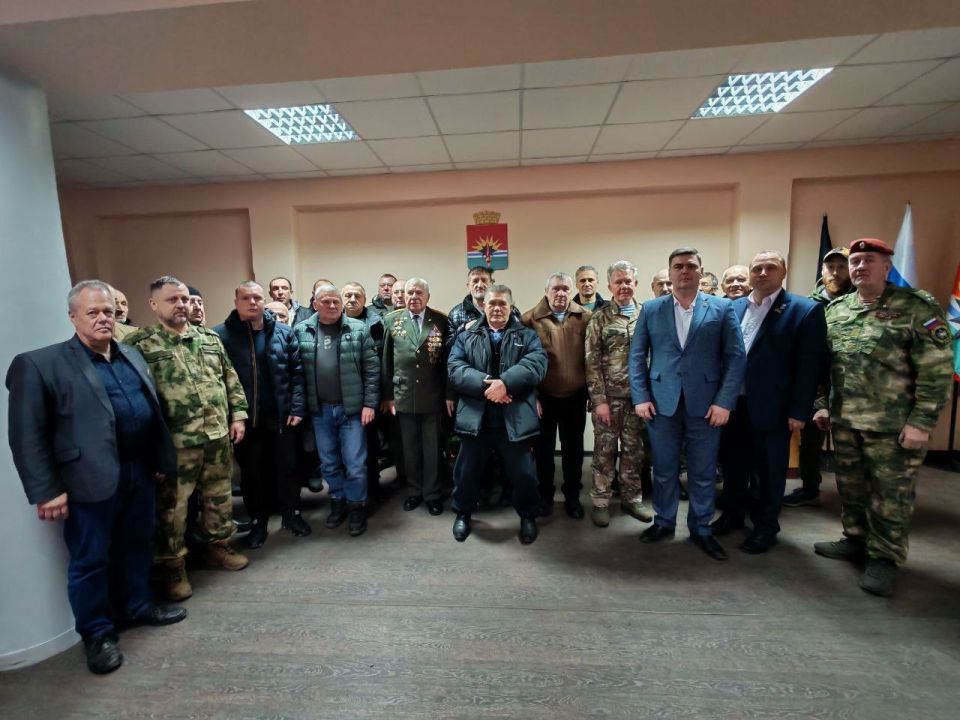«За боевые заслуги». Сегодня, 23 декабря совместно с Председателем Торезского городского совета Александром Казмерчуком, заместителем Председателя Андреем Пашковым, депутатом фракции "Единая Россия" Людмилой Пархоменко... «За боевые заслуги». Сегодня, 23 декабря совместно с Председателем Торезского городского совета Александром Казмерчуком, заместителем Председателя Андреем Пашковым, депутатом фракции "Единая Россия" Людмилой Пархоменко...