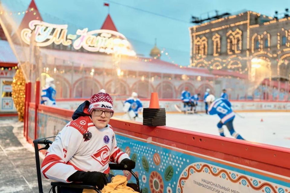 Сегодня на Красной площади состоялся дружеский хоккейный турнир Движения Первых и Росмолодёжи! Сегодня на Красной площади состоялся дружеский хоккейный турнир Движения Первых и Росмолодёжи!