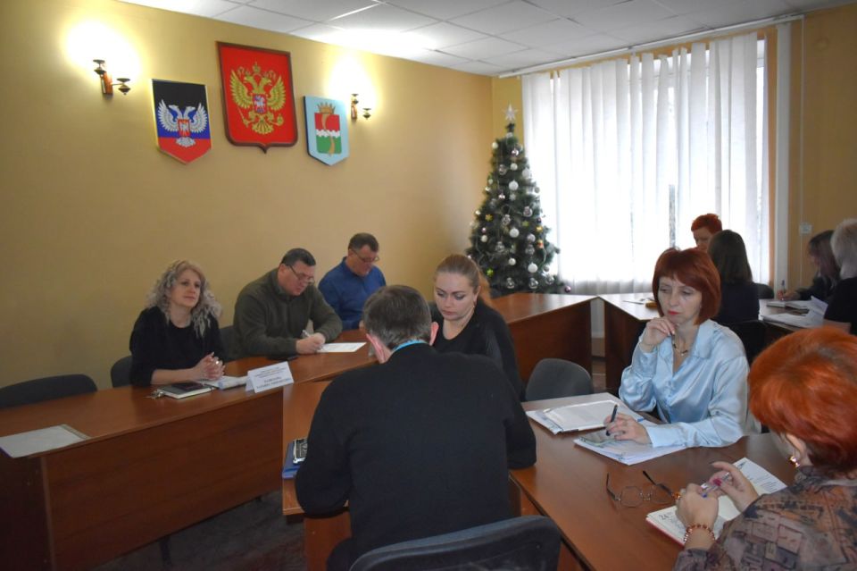 В администрации Амвросиевского муниципального округа прошло еженедельное аппаратное совещание с начальниками управлений, отделов, секторов администрации округа и руководителями учреждений В администрации Амвросиевского муниципального округа прошло еженедельное аппаратное совещание с начальниками управлений, отделов, секторов администрации округа и руководителями учреждений