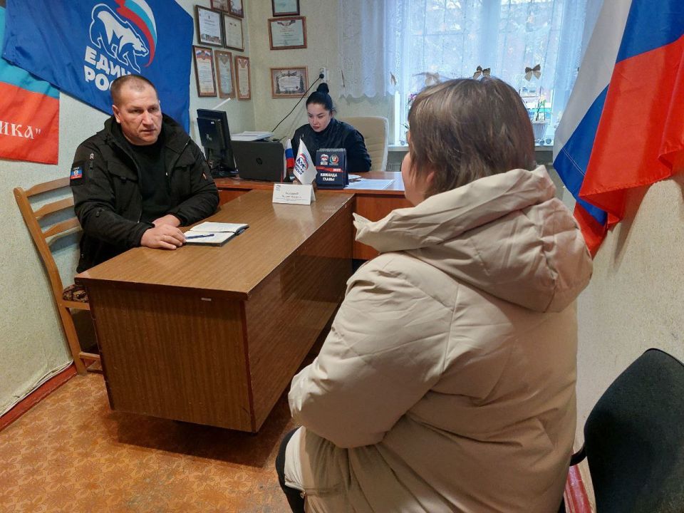 23 декабря 2025г., заместитель главы администрации городского округа Дебальцево Валерий Бессараб, провёл личный прием граждан в местной общественной приёмной Дебальцевского местного отделения Партии "Единая Россия" в посёлке... 23 декабря 2025г., заместитель главы администрации городского округа Дебальцево Валерий Бессараб, провёл личный прием граждан в местной общественной приёмной Дебальцевского местного отделения Партии "Единая Россия" в посёлке...