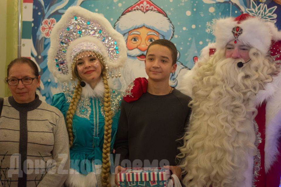 Прямиком из Великого Устюга : “Почта Деда Мороза” доставила подарки детям погибших защитников Прямиком из Великого Устюга : “Почта Деда Мороза” доставила подарки детям погибших защитников