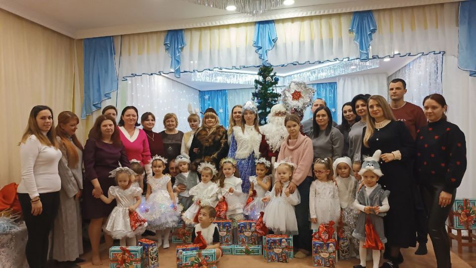 Новый год распахнул свои волшебные двери для малышей из второй младшей группы дошкольного подразделения ГБОУ "Светлодарский УВК" Новый год распахнул свои волшебные двери для малышей из второй младшей группы дошкольного подразделения ГБОУ "Светлодарский УВК"
