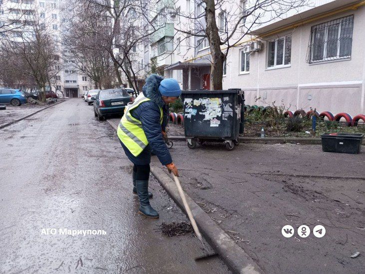 В двух районах Мариуполя коммунальщики привели в порядок очередные дворы многоэтажек В двух районах Мариуполя коммунальщики привели в порядок очередные дворы многоэтажек