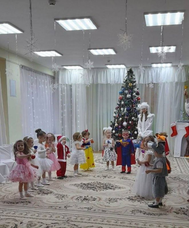 Новогодний марафон стартовал в Мангушском детском саду «Алиса» Новогодний марафон стартовал в Мангушском детском саду «Алиса»