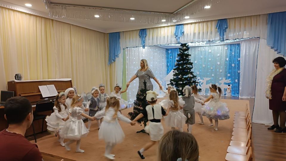 Новый год распахнул свои волшебные двери для малышей из второй младшей группы дошкольного подразделения ГБОУ "Светлодарский УВК г. о. Дебальцево" Новый год распахнул свои волшебные двери для малышей из второй младшей группы дошкольного подразделения ГБОУ "Светлодарский УВК г. о. Дебальцево"
