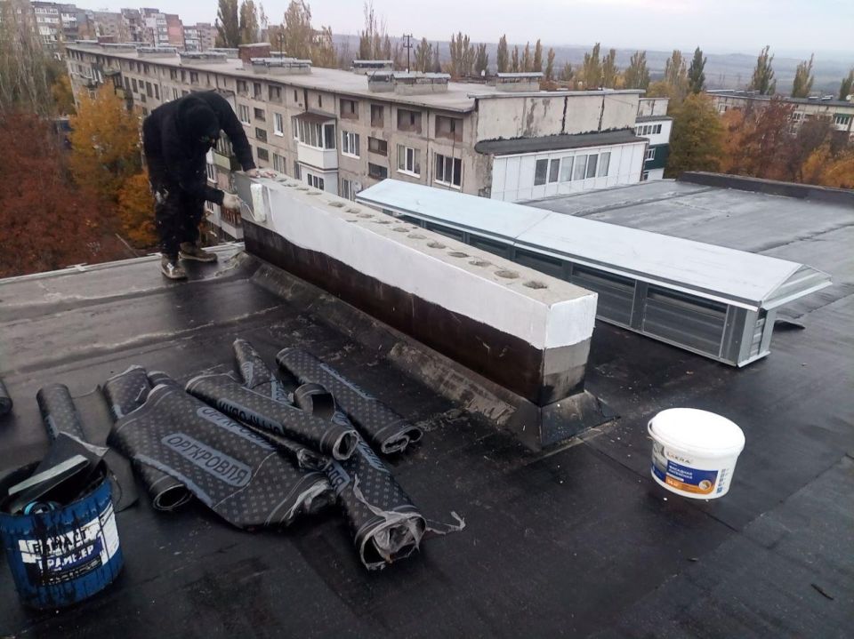 Нижегородская бригада завершила ремонт кровли жилого дома в мкр-не Металлургов Харцызска Нижегородская бригада завершила ремонт кровли жилого дома в мкр-не Металлургов Харцызска