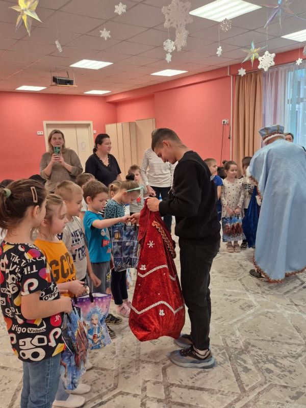 Счастливая семья – главный новогодний подарок: в мариупольском «Родничке» прошла праздничная викторина для малышей Счастливая семья – главный новогодний подарок: в мариупольском «Родничке» прошла праздничная викторина для малышей