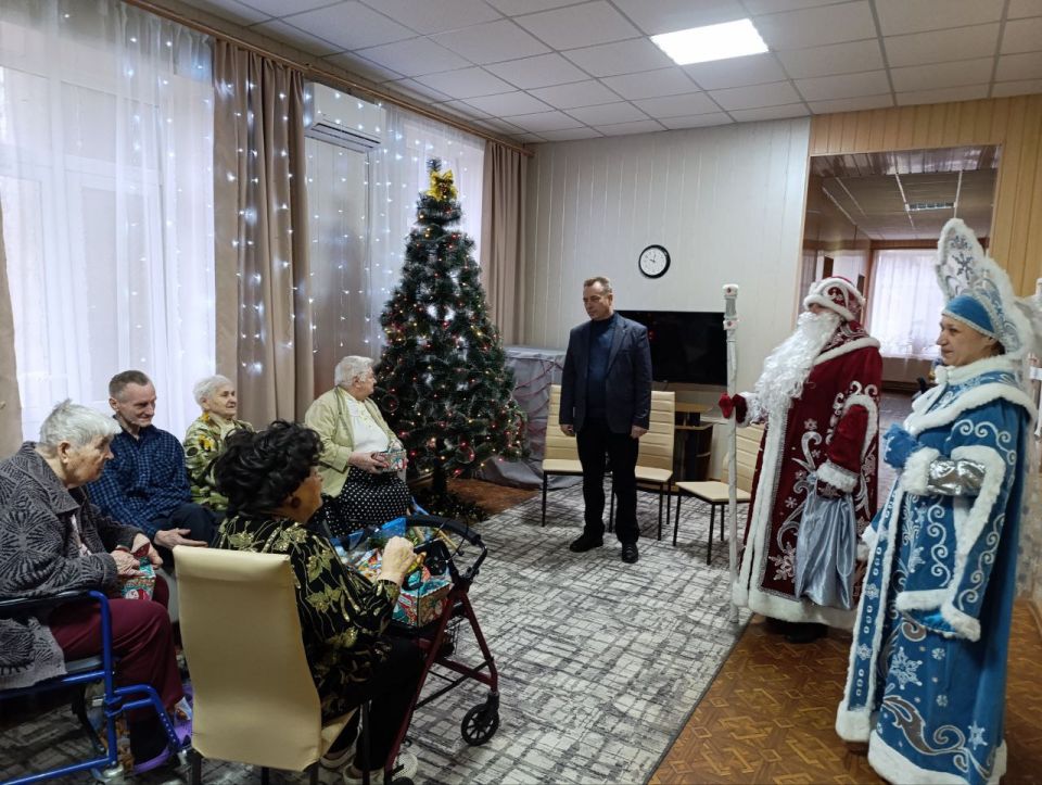 Александр Петрикин: Сегодня посетил одиноких краснолиманцев в территориальном центре социального обслуживания г. Енакиево Александр Петрикин: Сегодня посетил одиноких краснолиманцев в территориальном центре социального обслуживания г. Енакиево