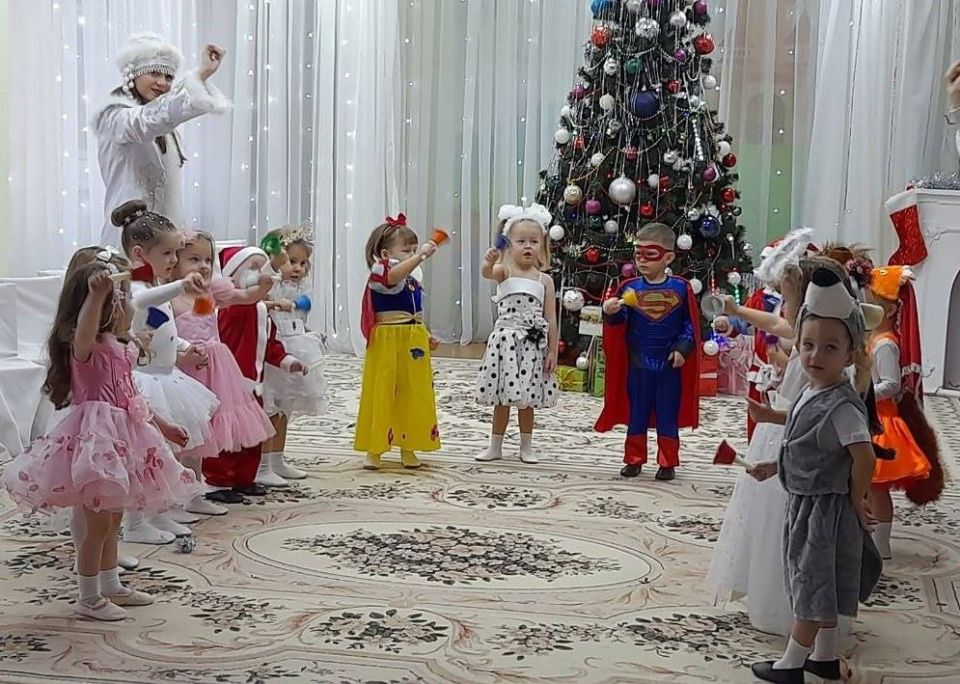 Новогодний марафон стартовал в Мангушском детском саду «Алиса» Новогодний марафон стартовал в Мангушском детском саду «Алиса»