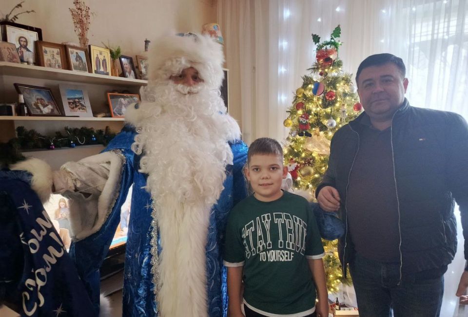 Иван Приходько: В Центрально-Городском внутригородском районе города Горловка, в преддверии Нового года, в рамках партийного проекта «Крепкая семья», представители Управы совместно с творческими работниками МБУ «ДК Шахтер»... Иван Приходько: В Центрально-Городском внутригородском районе города Горловка, в преддверии Нового года, в рамках партийного проекта «Крепкая семья», представители Управы совместно с творческими работниками МБУ «ДК Шахтер»...