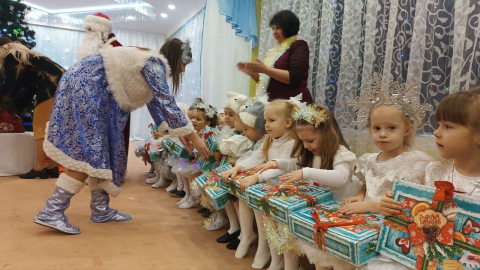 Новый год распахнул свои волшебные двери для малышей из второй младшей группы дошкольного подразделения ГБОУ "Светлодарский УВК" Новый год распахнул свои волшебные двери для малышей из второй младшей группы дошкольного подразделения ГБОУ "Светлодарский УВК"