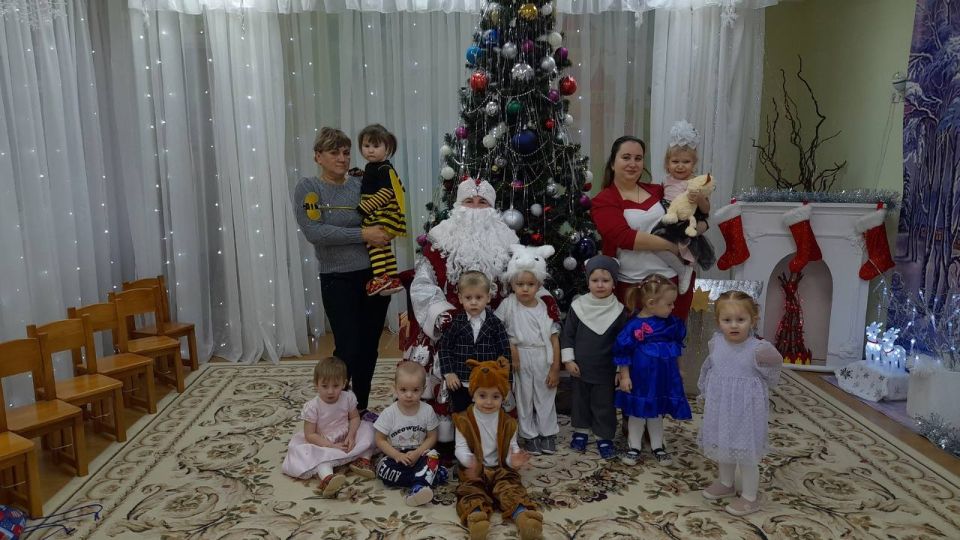 Новогодний марафон стартовал в Мангушском детском саду «Алиса» Новогодний марафон стартовал в Мангушском детском саду «Алиса»