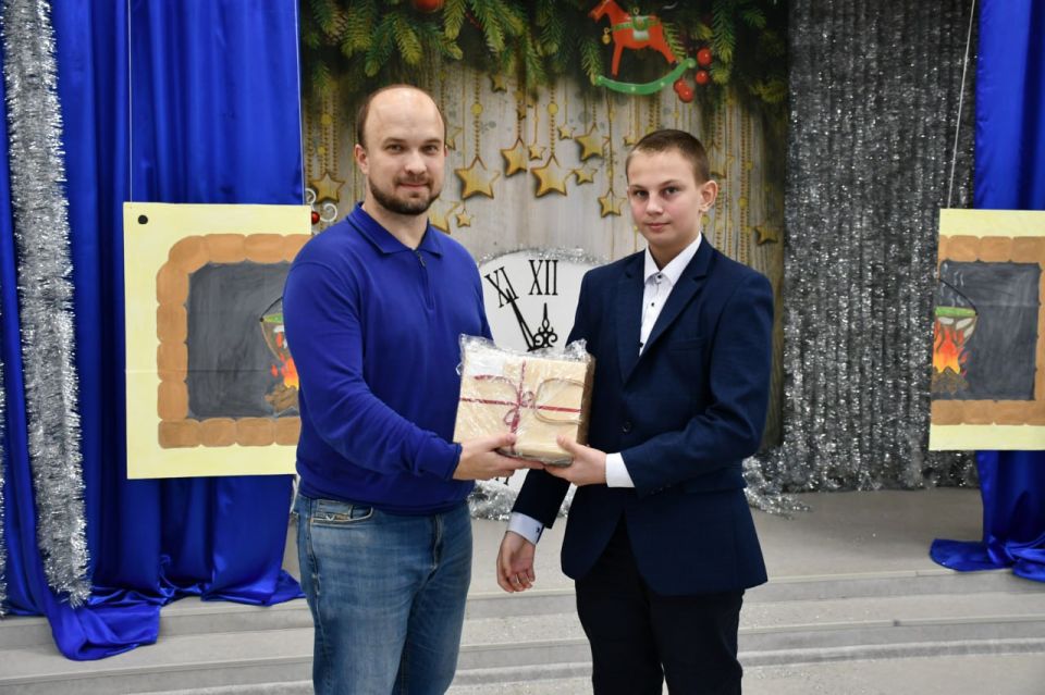 Дети из пгт Мироновского получили подарки в рамках акции «Ёлка желаний» от Губернатора Камчатского края Дети из пгт Мироновского получили подарки в рамках акции «Ёлка желаний» от Губернатора Камчатского края