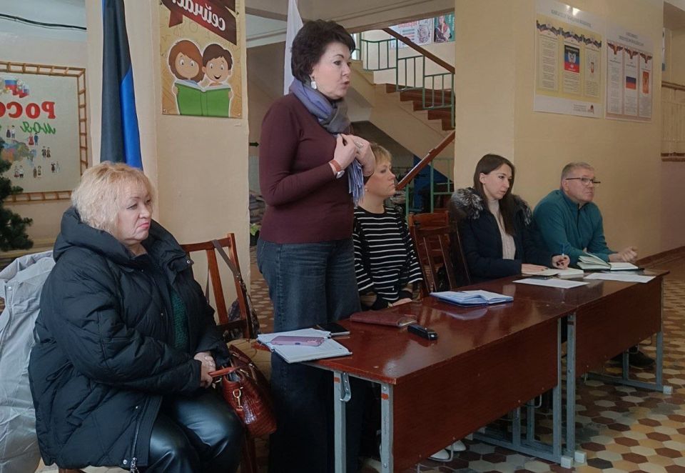 ВСТРЕЧИ С ЖИТЕЛЯМИ. 22 декабря 2025 года депутаты Ясиноватского муниципального совета Донецкой Народной Республики от фракции «Единая Россия» Анна Бондарь, Владислав Мурай и Елена Исаенко провели встречу с жителями ВСТРЕЧИ С ЖИТЕЛЯМИ. 22 декабря 2025 года депутаты Ясиноватского муниципального совета Донецкой Народной Республики от фракции «Единая Россия» Анна Бондарь, Владислав Мурай и Елена Исаенко провели встречу с жителями