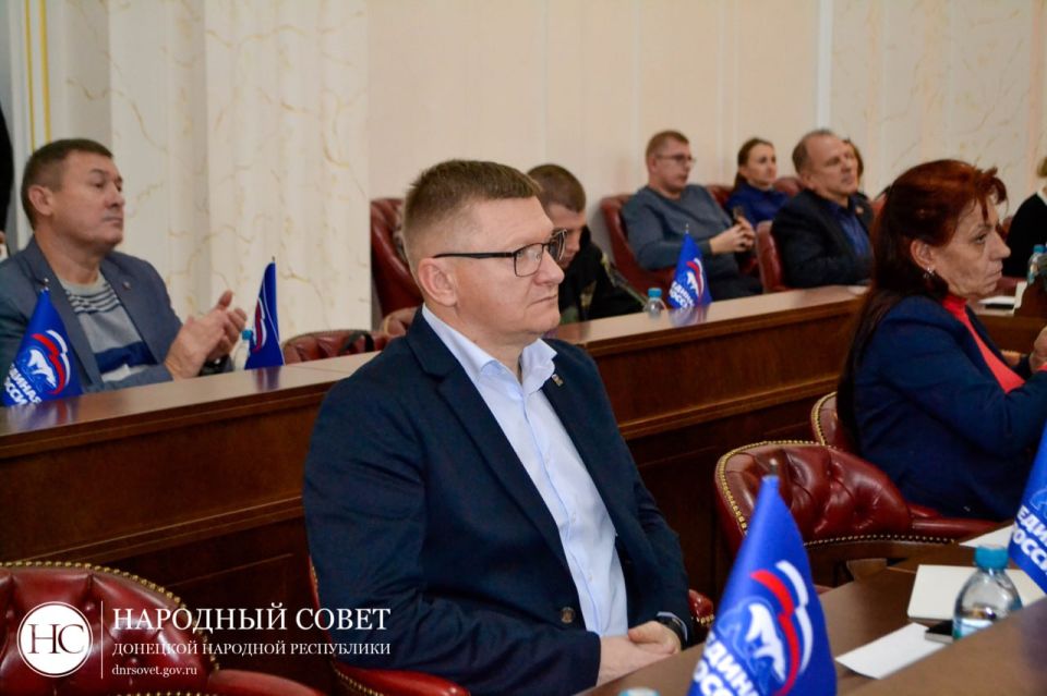 Фоторепортаж: Пленарное заседание Народного Совета ДНР Фоторепортаж: Пленарное заседание Народного Совета ДНР