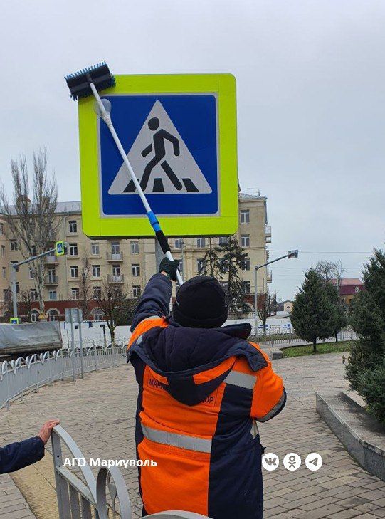 В Мариуполе специалисты улучшают видимость дорожных знаков В Мариуполе специалисты улучшают видимость дорожных знаков