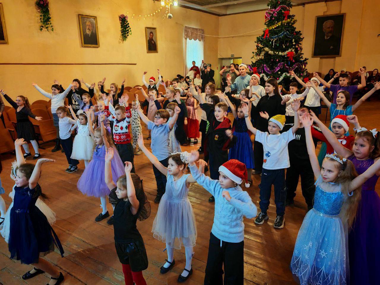 23 и 24 декабря в концертном зале МБУДО "Зугрэсская детская школа искусств" состоялись яркие и волшебные новогодние утренники для учащихся школы 23 и 24 декабря в концертном зале МБУДО "Зугрэсская детская школа искусств" состоялись яркие и волшебные новогодние утренники для учащихся школы