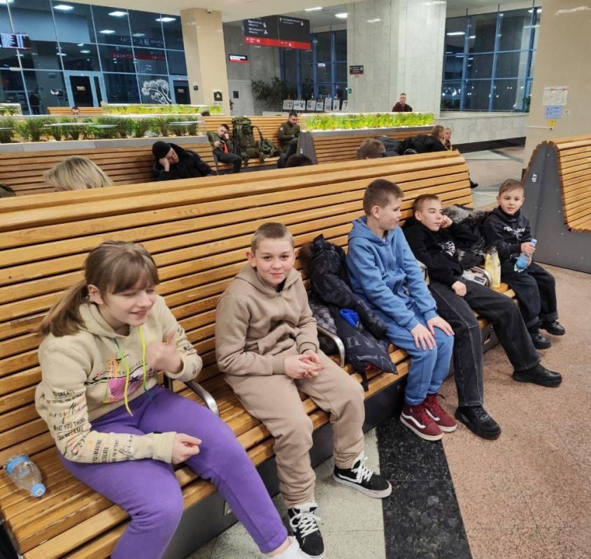 Дети из Енакиево отправились на Губернаторскую елку в Ленинградскую область Дети из Енакиево отправились на Губернаторскую елку в Ленинградскую область