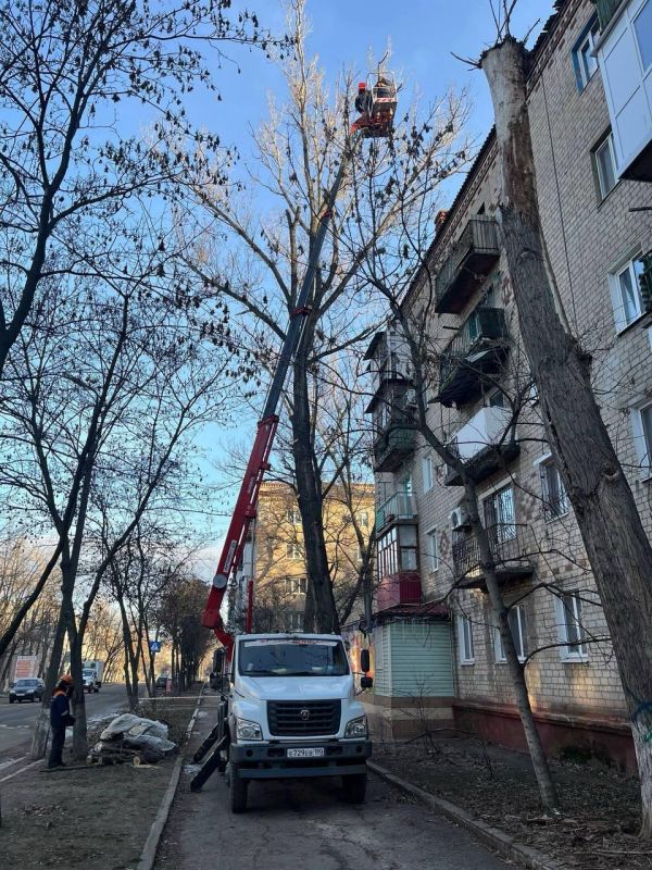 Кузбасские и горловские специалисты совместно восстанавливают прифронтовой город Кузбасские и горловские специалисты совместно восстанавливают прифронтовой город