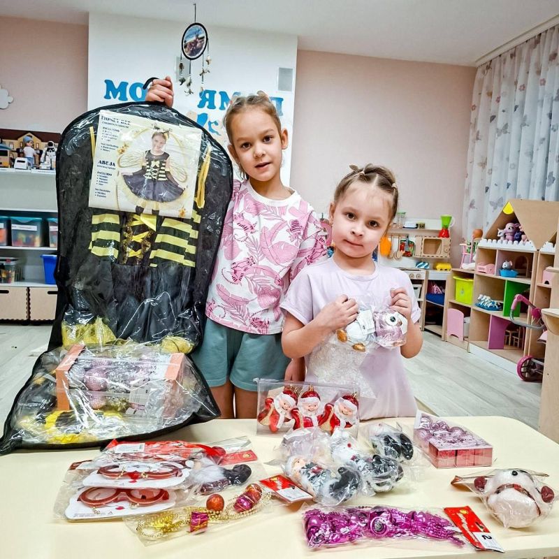 Ямальские дошкольники отправили новогодние подарки для детей из Волновахского округа Ямальские дошкольники отправили новогодние подарки для детей из Волновахского округа