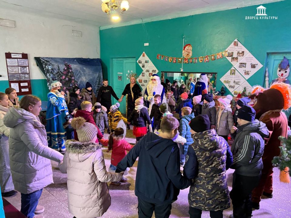 24 декабря в гости к Золотарёвскому СДК пришли волшебные гости! Веселая Снегурочка , озорной конь Юлий , добрый Дедушка Мороз и коварная царица Скарапея отправились вместе с детьми в предновогодние приключения 24 декабря в гости к Золотарёвскому СДК пришли волшебные гости! Веселая Снегурочка , озорной конь Юлий , добрый Дедушка Мороз и коварная царица Скарапея отправились вместе с детьми в предновогодние приключения
