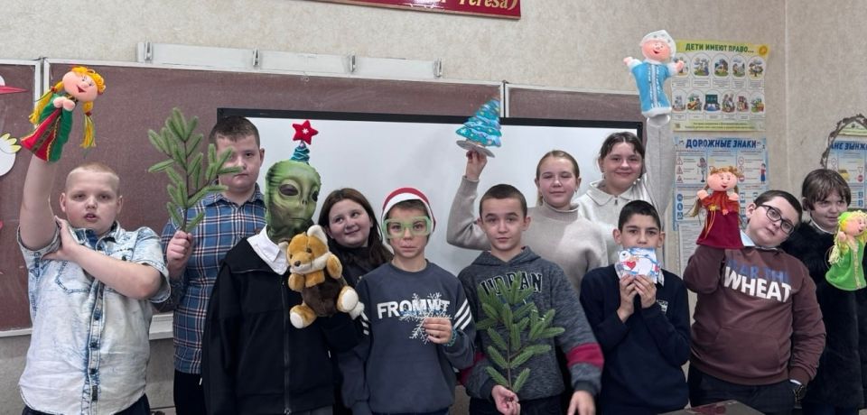 В преддверии Нового года, в рамках плодотворного сотрудничества с Сахалинской областной детской библиотекой для юных читателей Центральной городской детской библиотеки, обучающихся 5 класса ГБОУ «Средняя школа № 4... В преддверии Нового года, в рамках плодотворного сотрудничества с Сахалинской областной детской библиотекой для юных читателей Центральной городской детской библиотеки, обучающихся 5 класса ГБОУ «Средняя школа № 4...