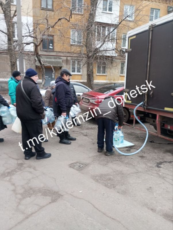 Алексей Кулемзин: Донецкие производители воды в кризисной ситуации с водоснабжением продолжают оказывать помощь Дончанам Алексей Кулемзин: Донецкие производители воды в кризисной ситуации с водоснабжением продолжают оказывать помощь Дончанам