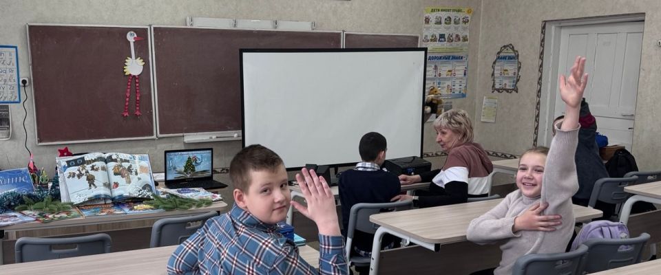В преддверии Нового года, в рамках плодотворного сотрудничества с Сахалинской областной детской библиотекой для юных читателей Центральной городской детской библиотеки, обучающихся 5 класса ГБОУ «Средняя школа № 4... В преддверии Нового года, в рамках плодотворного сотрудничества с Сахалинской областной детской библиотекой для юных читателей Центральной городской детской библиотеки, обучающихся 5 класса ГБОУ «Средняя школа № 4...