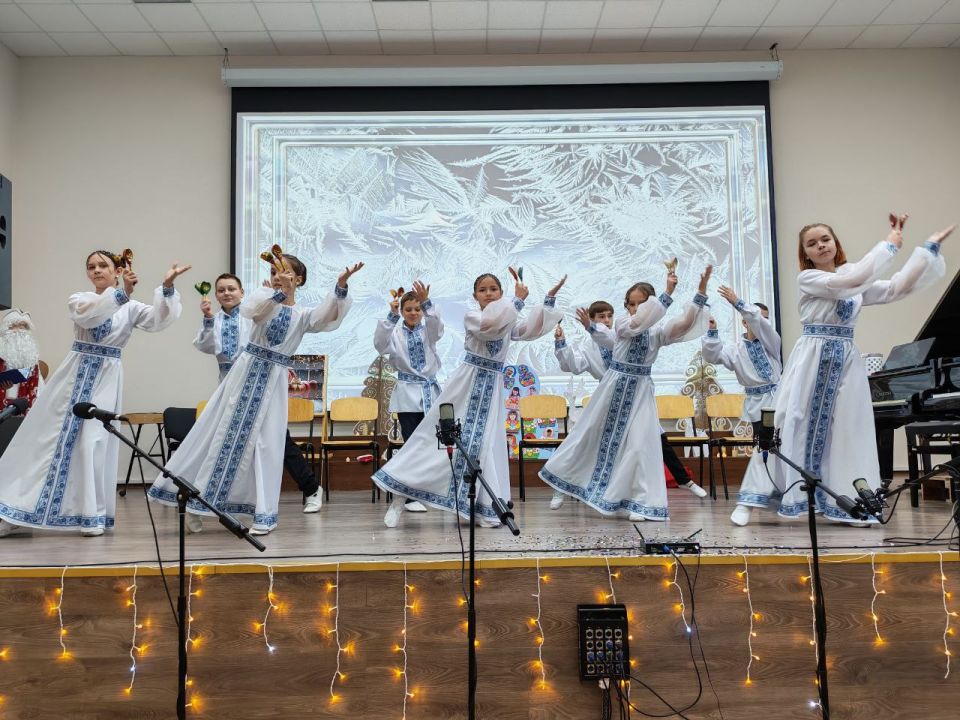 Сегодня, 24 декабря, в детской школе искусств «Симфония Приморья» городского округа Торез состоялся фестиваль семейных ансамблей "Семейное новогоднее приключение" Сегодня, 24 декабря, в детской школе искусств «Симфония Приморья» городского округа Торез состоялся фестиваль семейных ансамблей "Семейное новогоднее приключение"