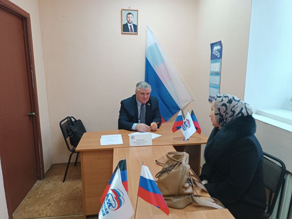 Сегодня, 24 декабря депутат Народного совета ДНР первого созыва Николай Зайченко провёл приём граждан в Общественной приемной Председателя партии «Единая Россия» Червоногвардейского района городского округа Макеевка Сегодня, 24 декабря депутат Народного совета ДНР первого созыва Николай Зайченко провёл приём граждан в Общественной приемной Председателя партии «Единая Россия» Червоногвардейского района городского округа Макеевка