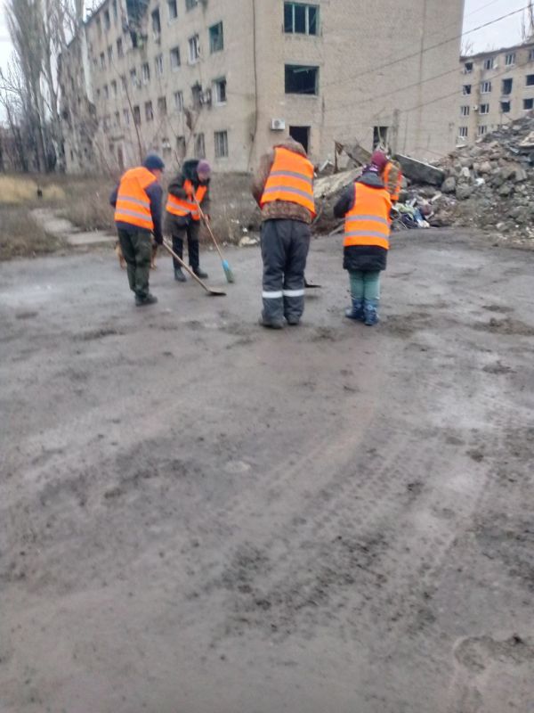 В рамках реализации партийного проекта «Единая Россия» — «Чистая страна» на территории Ясиноватского муниципального округа проводятся системные работы по благоустройству и улучшению городской среды В рамках реализации партийного проекта «Единая Россия» — «Чистая страна» на территории Ясиноватского муниципального округа проводятся системные работы по благоустройству и улучшению городской среды