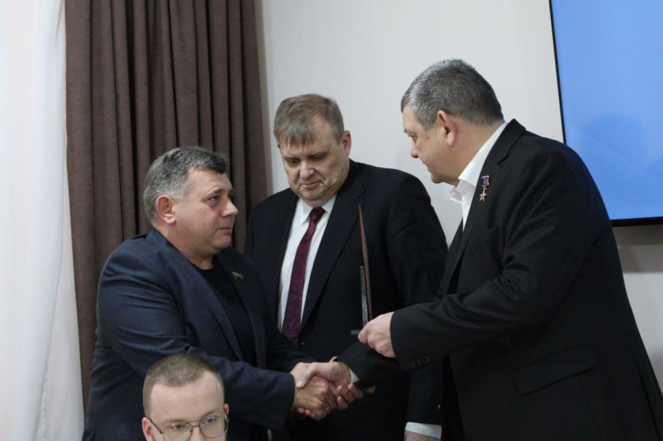 Иван Приходько: Сегодня наградил людей, которые своим ежедневным трудом, инициативностью и огромным сердцем делают Горловку сильнее, добрее и увереннее в завтрашнем дне Иван Приходько: Сегодня наградил людей, которые своим ежедневным трудом, инициативностью и огромным сердцем делают Горловку сильнее, добрее и увереннее в завтрашнем дне