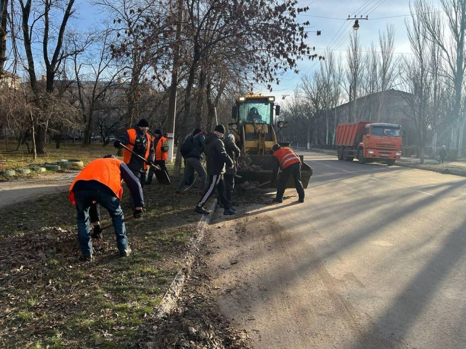 Кузбасские и горловские специалисты совместно восстанавливают прифронтовой город Кузбасские и горловские специалисты совместно восстанавливают прифронтовой город