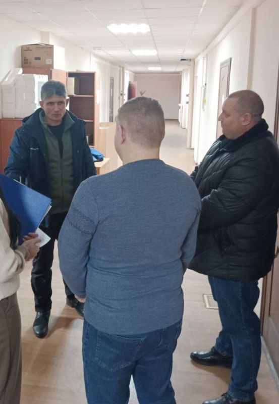 ВСТРЕЧИ С ЖИТЕЛЯМИ. 24 декабря 2025 года депутаты Ясиноватского муниципального совета Донецкой Народной Республики от фракции «Единая Россия» Елена Асаул, Владимир Сергиенко и Виталий Кухта провели встречу с жителями ВСТРЕЧИ С ЖИТЕЛЯМИ. 24 декабря 2025 года депутаты Ясиноватского муниципального совета Донецкой Народной Республики от фракции «Единая Россия» Елена Асаул, Владимир Сергиенко и Виталий Кухта провели встречу с жителями