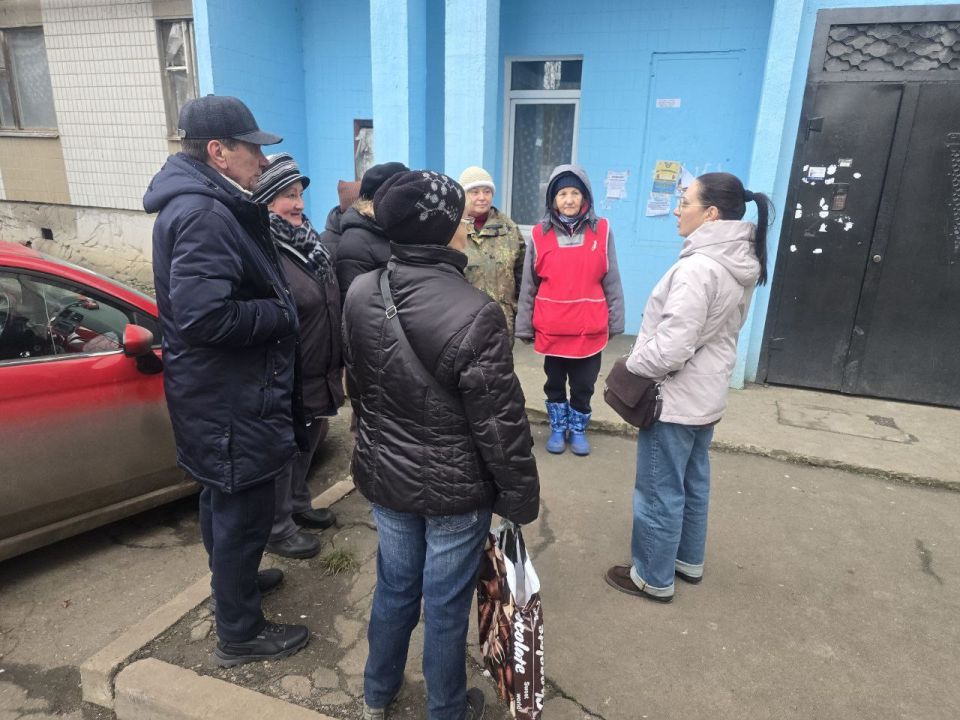 Продолжаются сходы с жителями Ленинского района города Донецка Продолжаются сходы с жителями Ленинского района города Донецка