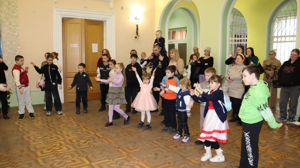 21 декабря, словно по волшебству, в уютное фойе ДК ЯКХЗ (структурное подразделение МБУ "ГДК им. В. Г. Кирсановой") пришла настоящая зимняя сказка, сотканная специально для ребят Кировского района, которым особенно нужна... 21 декабря, словно по волшебству, в уютное фойе ДК ЯКХЗ (структурное подразделение МБУ "ГДК им. В. Г. Кирсановой") пришла настоящая зимняя сказка, сотканная специально для ребят Кировского района, которым особенно нужна...