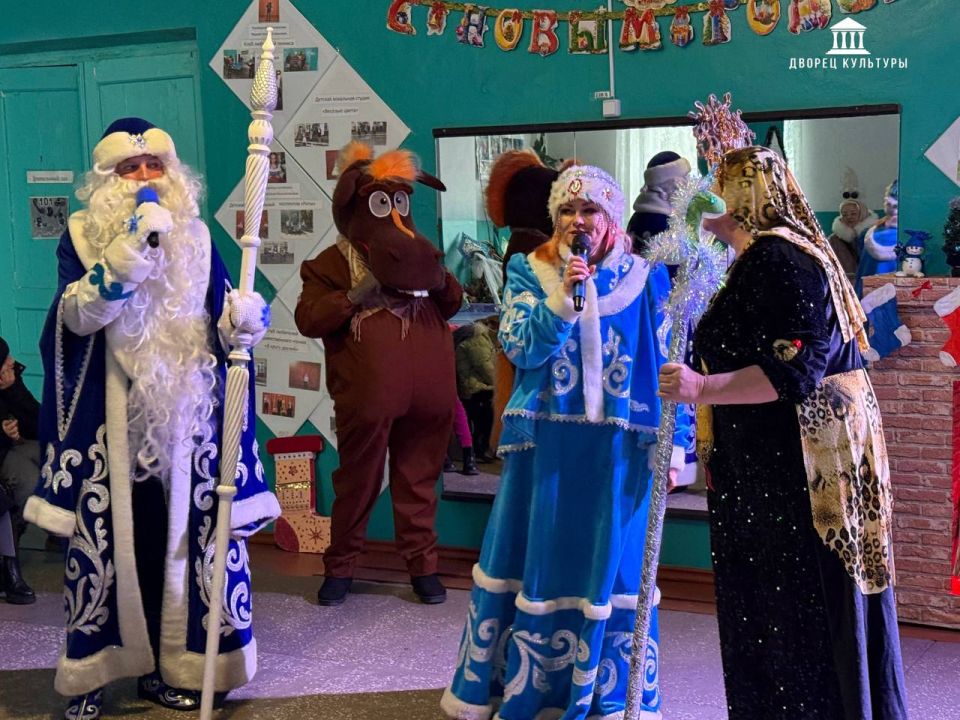 24 декабря в гости к Золотарёвскому СДК пришли волшебные гости! Веселая Снегурочка , озорной конь Юлий , добрый Дедушка Мороз и коварная царица Скарапея отправились вместе с детьми в предновогодние приключения 24 декабря в гости к Золотарёвскому СДК пришли волшебные гости! Веселая Снегурочка , озорной конь Юлий , добрый Дедушка Мороз и коварная царица Скарапея отправились вместе с детьми в предновогодние приключения