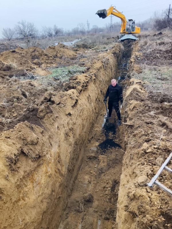 Специалисты из Ленинградской области провели замену коллектора в районе поселка Старопетровское в Енакиево Специалисты из Ленинградской области провели замену коллектора в районе поселка Старопетровское в Енакиево