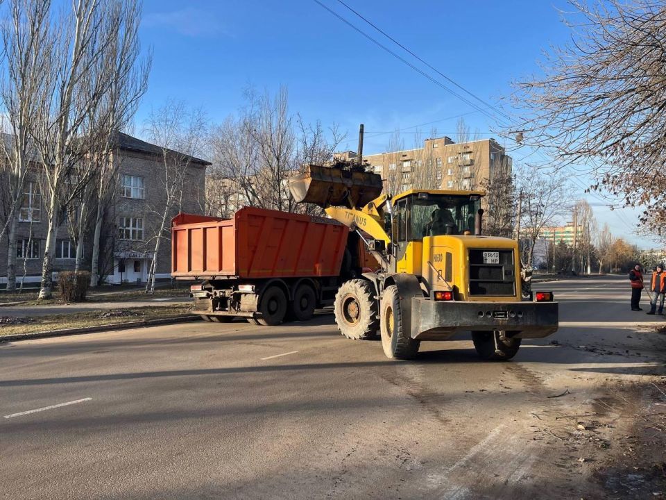 Техника из Кузбасса помогает облагораживать Горловку Техника из Кузбасса помогает облагораживать Горловку