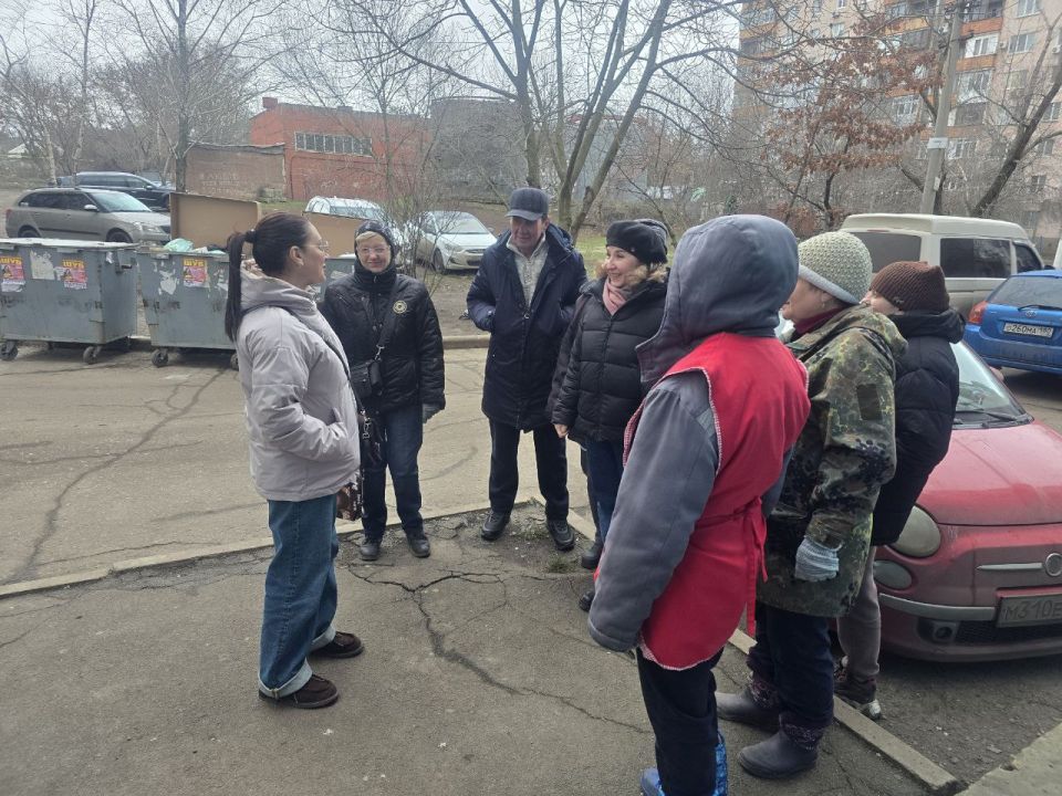 Продолжаются сходы с жителями Ленинского района города Донецка Продолжаются сходы с жителями Ленинского района города Донецка