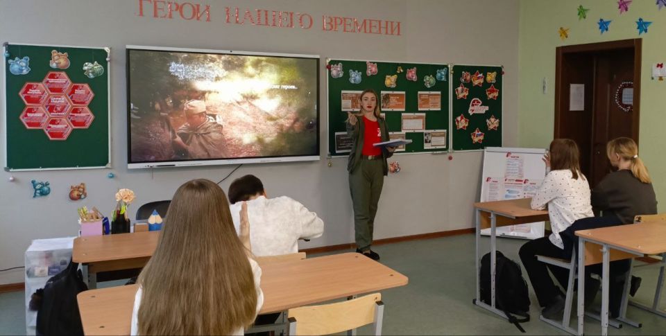 Сегодня, 23 декабря, на базе ГБОУ «ОШ № 15 г. о. Снежное» для юнармейцев ВПК «Снежные Соколы» прошло расширенное тематическое занятие, приуроченное к 80-летию Победы в Великой Отечественной войне и в завершение Года... Сегодня, 23 декабря, на базе ГБОУ «ОШ № 15 г. о. Снежное» для юнармейцев ВПК «Снежные Соколы» прошло расширенное тематическое занятие, приуроченное к 80-летию Победы в Великой Отечественной войне и в завершение Года...