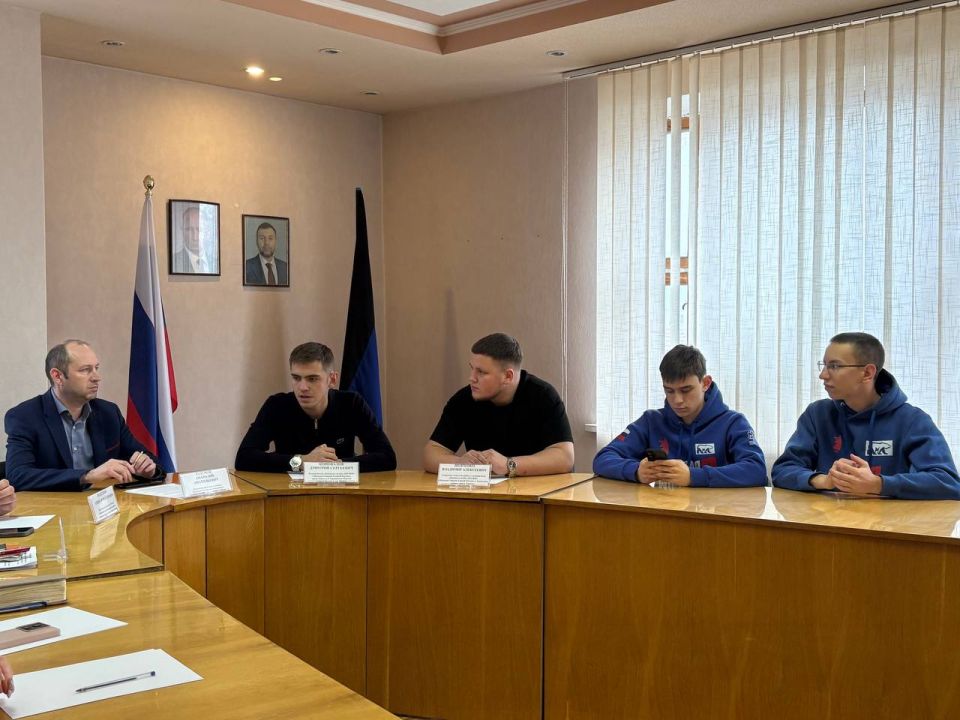 Сегодня, 24 декабря, в Управе Ленинского внутригородского района Администрации городского округа Донецк прошла встреча с представителями Донецкого Регионального Отделения Всероссийской Общественной Организации "Молодая... Сегодня, 24 декабря, в Управе Ленинского внутригородского района Администрации городского округа Донецк прошла встреча с представителями Донецкого Регионального Отделения Всероссийской Общественной Организации "Молодая...
